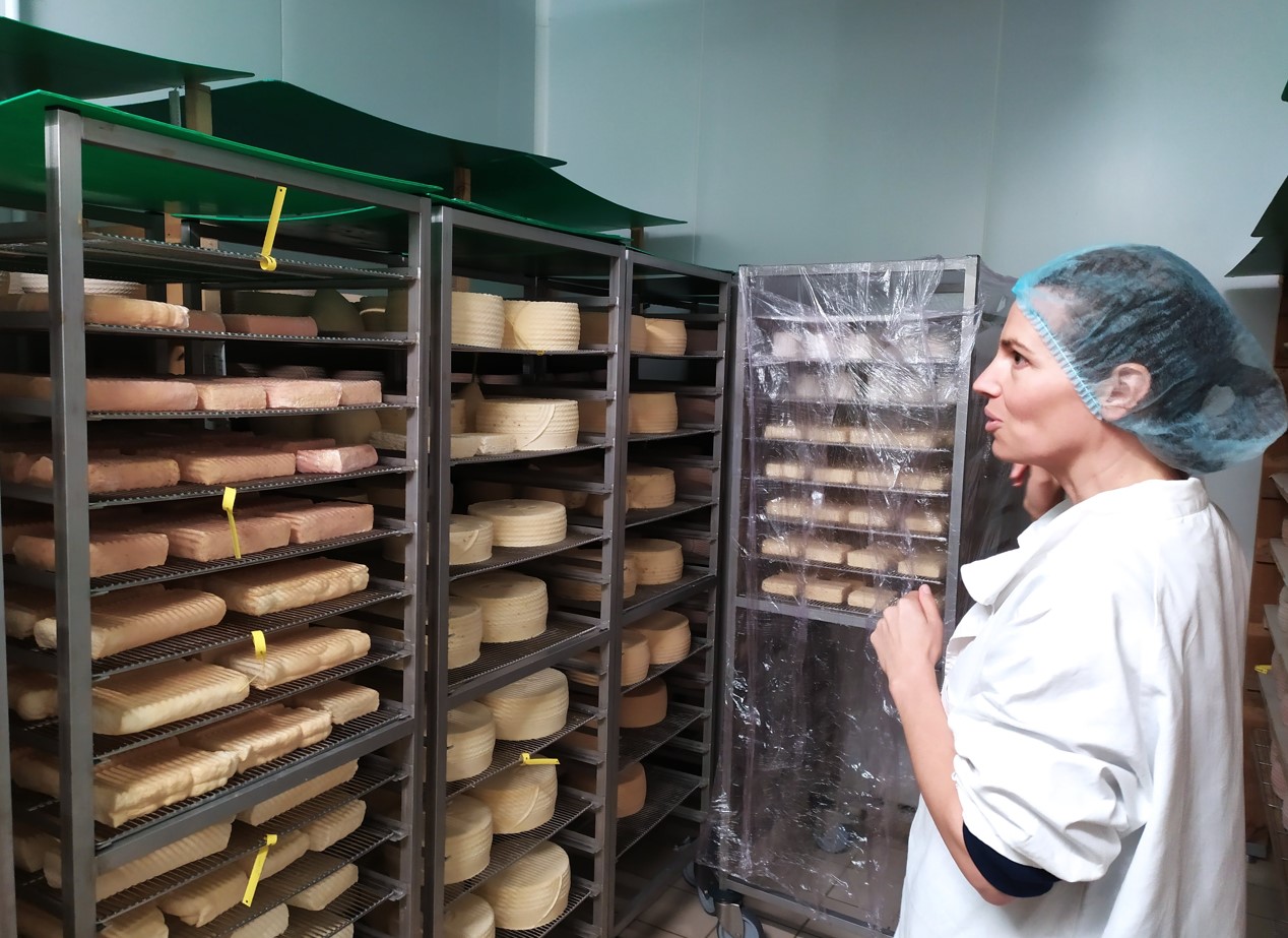 Hélène et ses fromages bio fabriqués à la ferme à Nançois le Grand